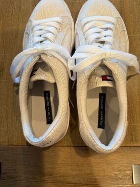 Tommy Hilfiger White Low-Top Canvas Sneakers with Flag Accent